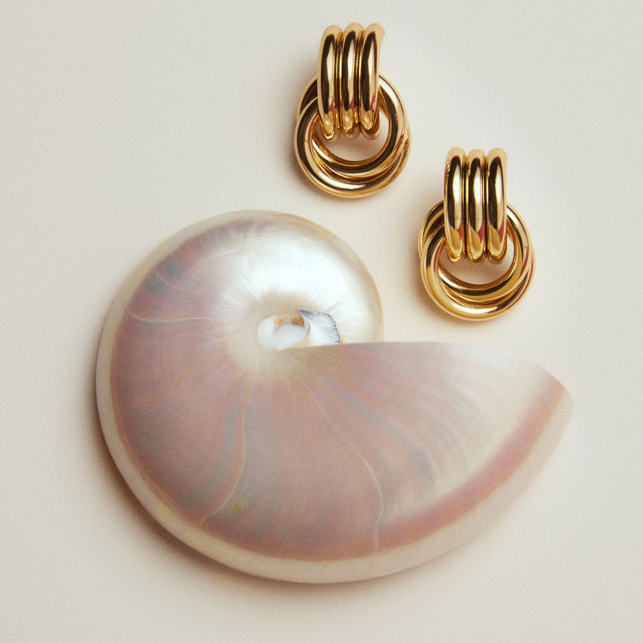 MINI KNOT EARRINGS - Image 4