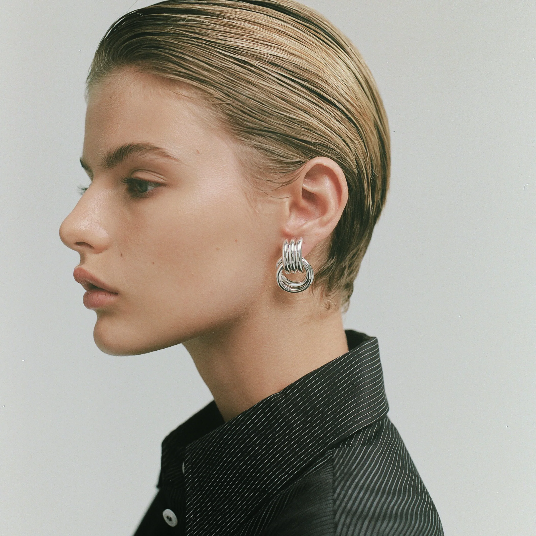 MINI KNOT EARRINGS - Image 9